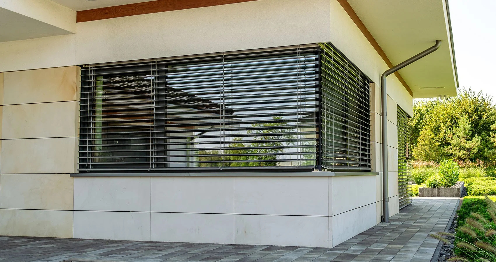 krishome zaluzje zewnetrzne fasadowe